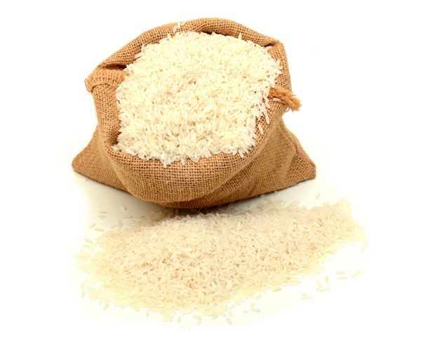 کیسه گونی با برنج روی سفید می‌افتد