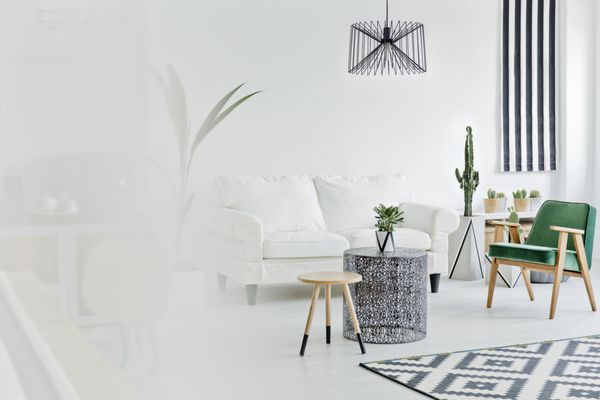اتاق نشیمن روشن با مبل فرش و صندلی راحتی