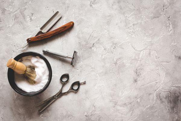 رومیزی آرایشگاه مردانه با ابزار اصلاح نمای بالا