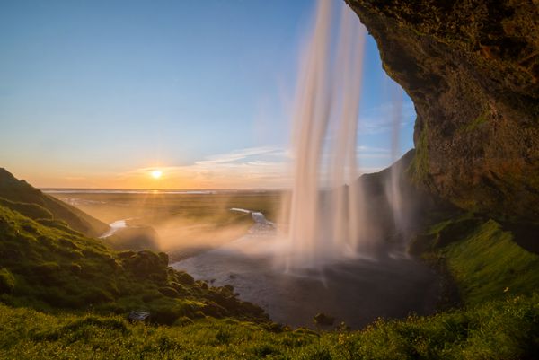 Seljalandsfoss آبشاری در ایسلند در هنگام غروب خورشید