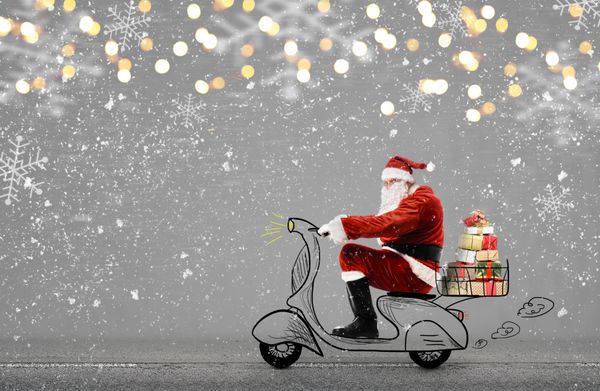 بابا نوئل سوار بر روروک مخصوص بچه ها که هدایای کریسمس یا سال نو را در پس زمینه خاکستری برفی تحویل می دهد