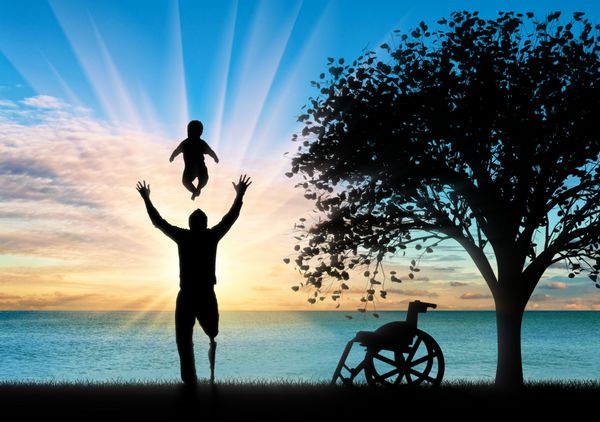 معلول با پای مصنوعی با کودک کوچک و درخت مفهوم معلول و خانواده