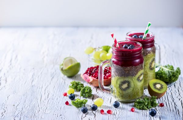 اسموتی سبز و قرمز با چیا نوشیدنی رژیمی ویتامین‌ها و نوشیدنی‌های تازه سم‌زدایی از سوپرغذاهای گیاهی کپی فضا