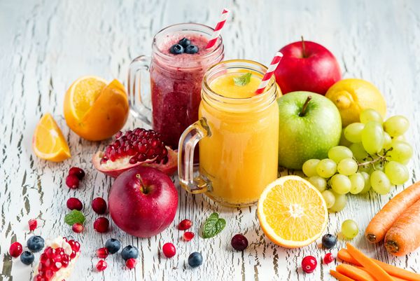 اسموتی توت و سبزیجات رژیم غذایی نوشیدنی ویتامین آبدار سالم یا مفهوم غذای گیاهی ویتامین های تازه نوشیدنی میوه ای با طراوت خانگی