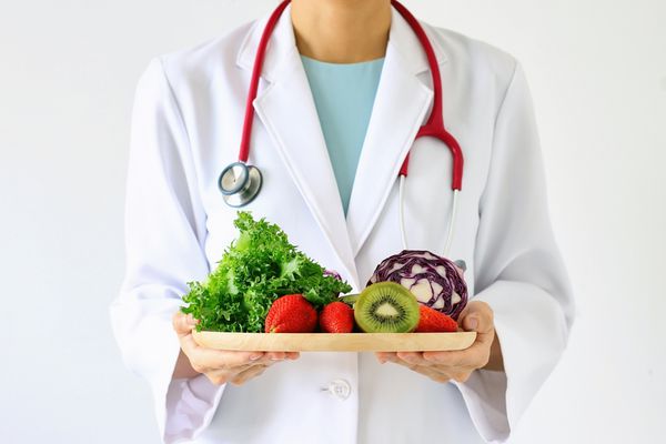 دکتر میوه و سبزی تازه رژیم غذایی سالم غذای تغذیه ای به عنوان نسخه ای برای سلامتی تمرکز انتخابی