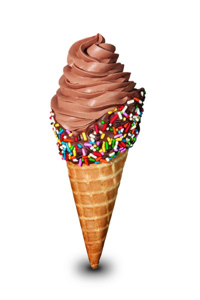 بستنی شکلاتی با پاشیدن روی مخروط ویفر جدا شده در زمینه سفید