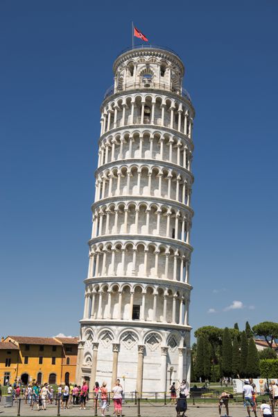 پیزا ایتالیا - 11 ژوئیه 2016 برج کج پیزا برج پیزا یا برج ناقوس مستقل کلیسای جامع شهر پیزا ایتالیا است