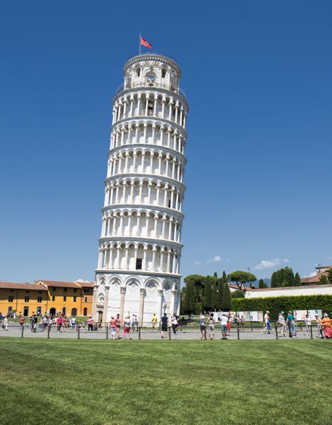 پیزا ایتالیا - 11 ژوئیه 2016 برج کج پیزا برج پیزا یا برج ناقوس مستقل کلیسای جامع شهر پیزا ایتالیا است