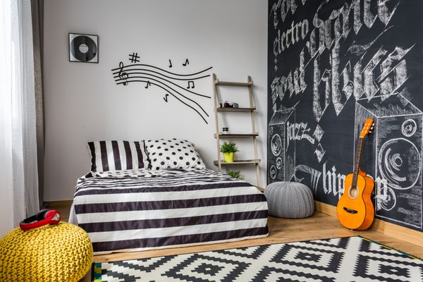 فضای داخلی اتاق خواب تک رنگ برای نوازنده گیتار جوان