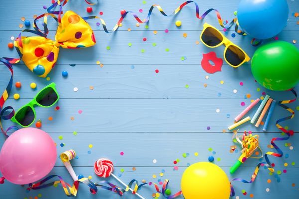 قاب تولد رنگارنگ با وسایل مهمانی در زمینه آبی مفهوم تولدت مبارک