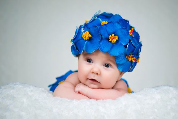 دختر تازه متولد شده با کلاه گلهای آبی پامچال