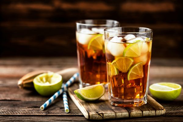 چای سرد کوبا لیبر یا جزیره طولانی با نوشیدنی های قوی کولا لیموترش و یخ در شیشه نوشیدنی سرد یا لیموناد