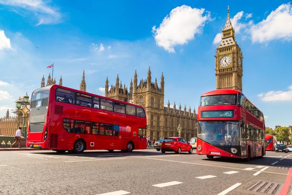 بیگ بن پل وست مینستر و اتوبوس دو طبقه قرمز در لندن انگلستان بریتانیا