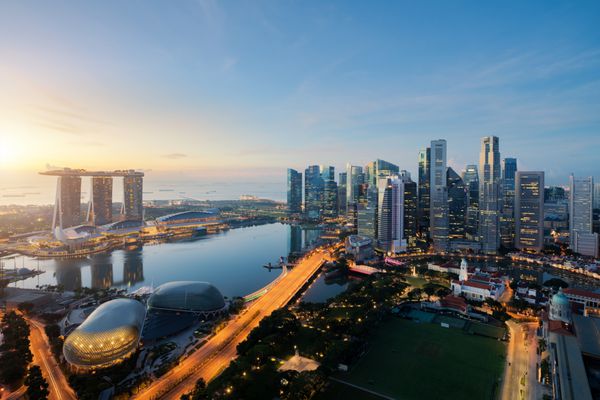 نمای هوایی از منطقه تجاری و شهر سنگاپور در گرگ و میش در سنگاپور آسیا