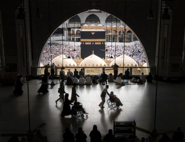 مکه عربستان سعودی - 28 ژانویه تصویری شبح از کبه مسلمانانی که از طبقه اول در 28 ژانویه 2017 در مکه عربستان سعودی طواف می کنند کبه مقدس ترین مکان برای مسلمانان است
