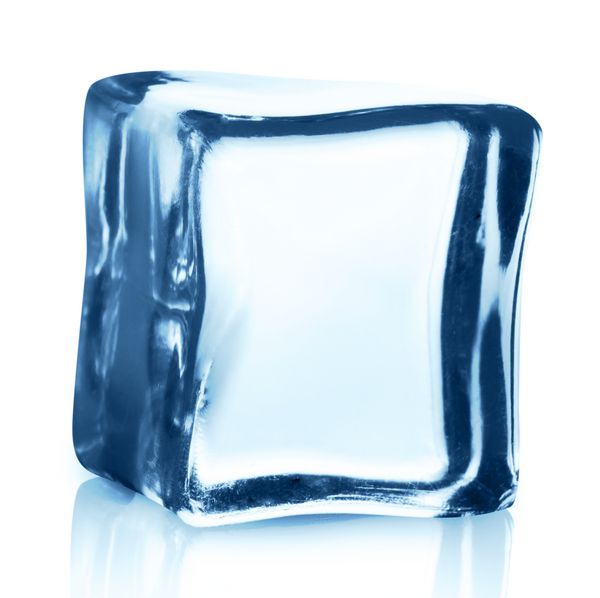 مکعب یخ شفاف با انعکاس جدا شده در زمینه سفید نمای نزدیک از بریدگی بلوک کریستال سرد