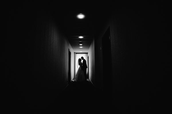 شبح زوج عروسی در حال بوسیدن در راهروی تاریک طولانی