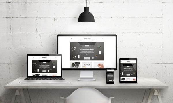 صحنه میزهای خلاقانه برای تبلیغ آژانس طراحی وب سایت ارتقاء وب سایت پاسخگو مدرن و تمیز در دستگاه های مختلف نمای جلو میز استودیو طراح