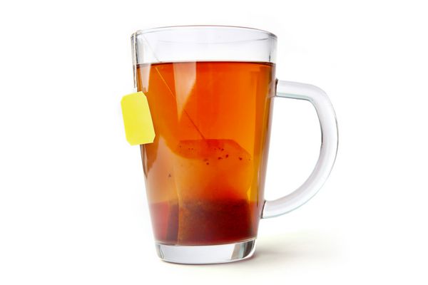 لیوان چای با چای کیسه ای فنجان چای جدا شده در پس زمینه سفید