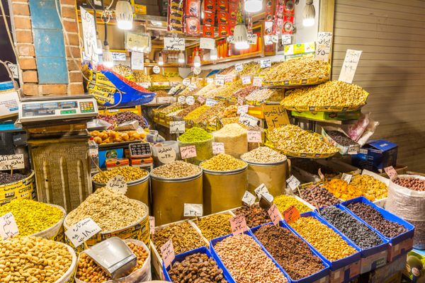 تهران ایران 13 آبان 1395 بازار بزرگ سنتی با خشکبار در مغازه های تهران ایران