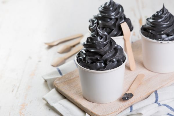 بستنی سیاه در فنجان های سفید