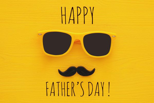 مفهوم روز پدر عینک آفتابی زرد هیپستر و سبیل های خنده دار در زمینه چوبی