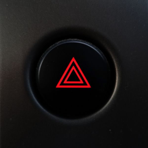 دکمه اضطراری در ماشین چراغ خطر