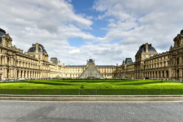 موزه لوور بزرگترین موزه جهان و یک بنای تاریخی در پاریس فرانسه است