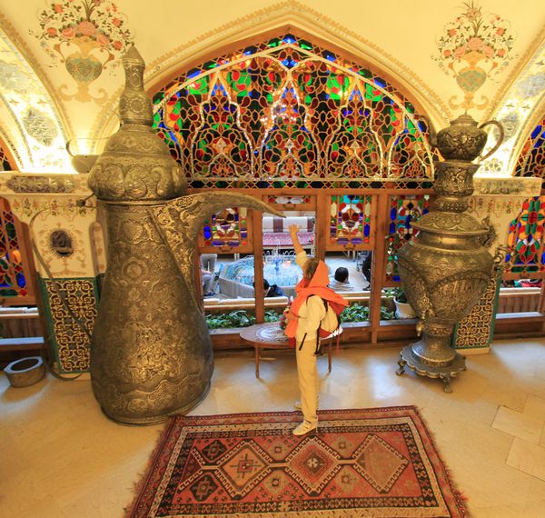 ایران - اکتبر 2016 گردشگر داخل یک رستوران کلاسیک در اصفهان که با آثار فلزی هنری و پنجره های رنگارنگ ویترای تزئین شده است بازدیدکنندگان می توانند از لذیذترین غذاهای اصفهان ایران لذت ببرند