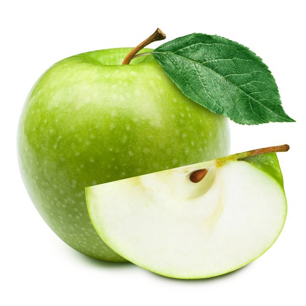 سیب سبز و نیمی از سیب جدا شده در پس زمینه سفید