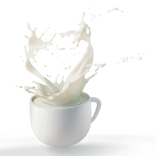 پاشیدن شیر چربی سفید در فنجان گرد در زمینه سفید