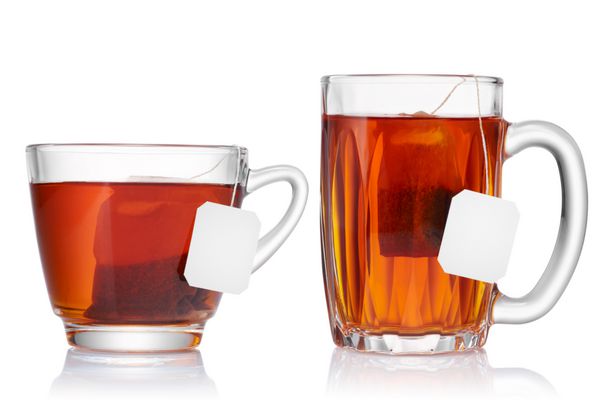 دو فنجان چای جدا شده روی سفید با برچسب خالی