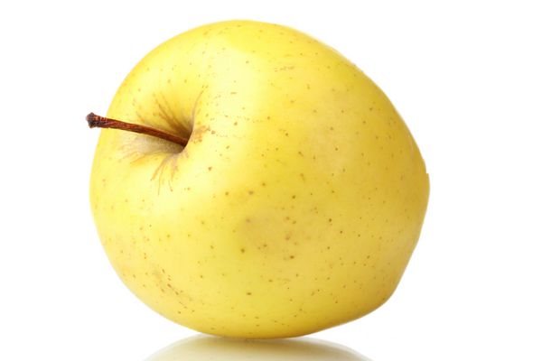 سیب زرد رسیده جدا شده روی سفید