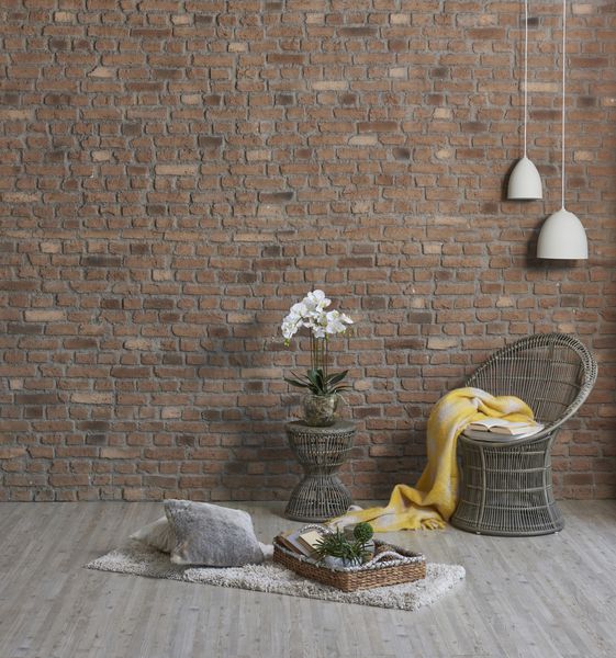 کاغذ دیواری آجری طبیعی با صندلی حصیری مدرن و گلدان گل