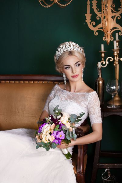 عروس زیبا با جواهرات الماس استودیو پرتره مد عروس جوان زیبا با آرایش عروسی و موهای بلند تیره در لباس توری عروس جدا شده