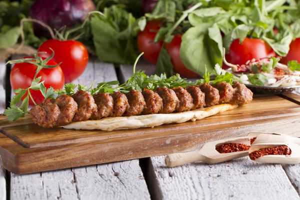 کوفته گوشت سنتی ترکی و عربی لذیذ رمضان کباب آدانا یک کباب گوشت چرخ کرده دستی و بلند است که روی یک سیخ آهنی پهن نصب می شود و روی منگل باز پر از زغال سوزان کباب می شود
