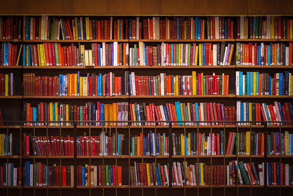 استکهلم سوئد - 22 آوریل 2017 دیوار رنگارنگ کتاب در قفسه‌های روتوندا در Stadsbibliotek یا کتابخانه عمومی استکهلم این ساختمان متعلق به سال 1928 است و معمار آن گونار آسپلوند است