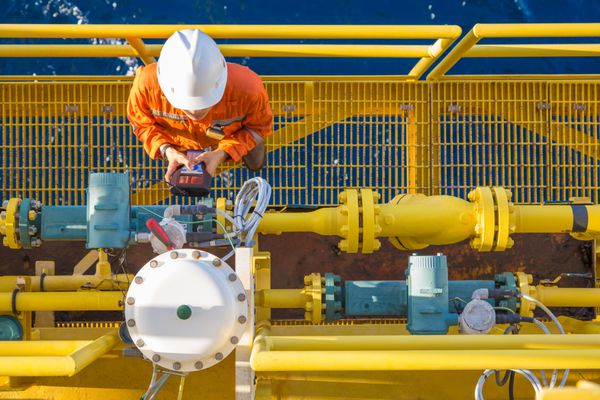 تکنسین عملیات چند ماهه در کالیبراسیون ابزار میدان نفتی دبی سنج کوریولیس و شیر کنترل فعال در سکوی نفت و گاز دریایی