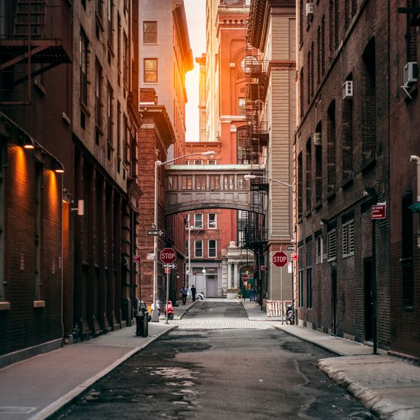 خیابان شهر نیویورک در زمان غروب آفتاب خیابان خوش منظره قدیمی در منطقه TriBeCa در منهتن