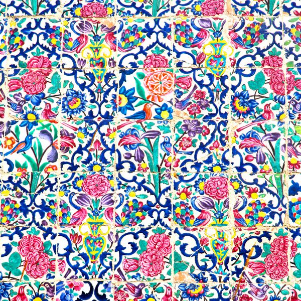در ایران کاشی های گل تزئینی قدیمی از مسجد عتیقه مانند پس زمینه را محو کنید