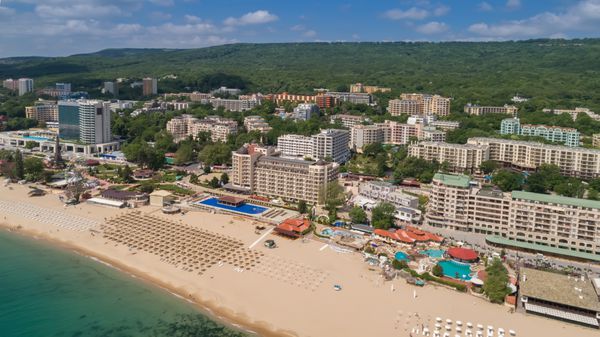 GOLDEN Sands BEACH وارنا بلغارستان - 15 مه 2017 نمای هوایی از ساحل و هتل ها در Golden Sands Zlatni Piasaci تفرجگاه تابستانی محبوب در نزدیکی وارنا بلغارستان