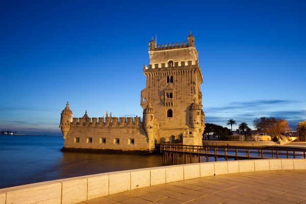 برج Torre de Belem در شب در لیسبون