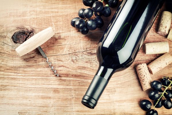 تنظیم با بطری شراب قرمز انگور و چوب پنبه فهرست شراب خلاصه