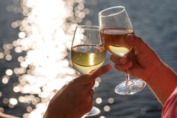 زوج خوشبخت در یک قایق تفریحی شامپاین می نوشند