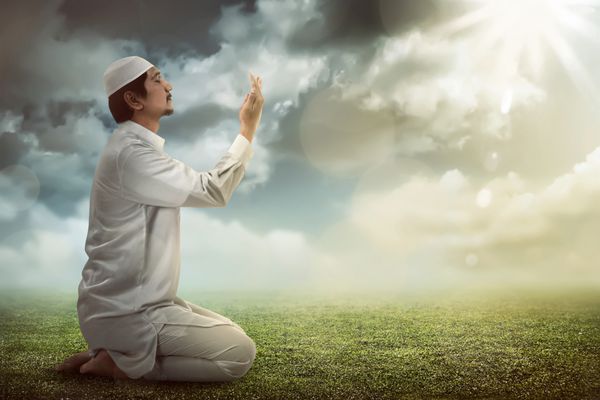 مرد جوان مسلمان در حال نماز