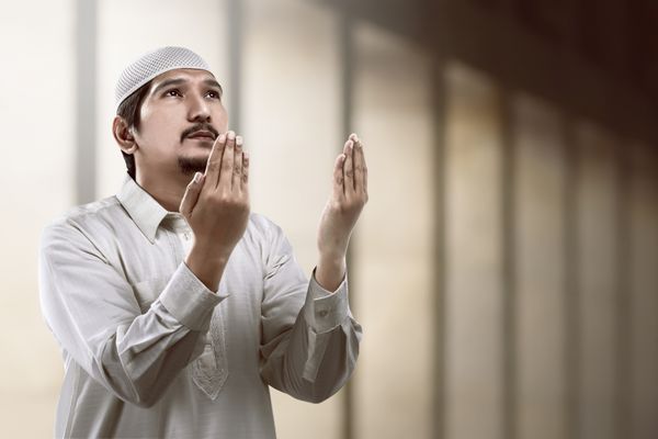 تصویر مرد جوان مسلمان در حال نماز