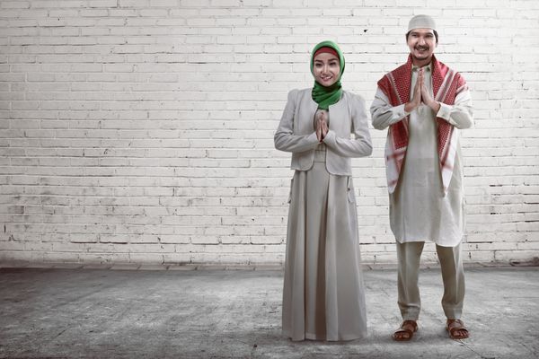 زوج جوان مسلمان در حال لبخند زدن