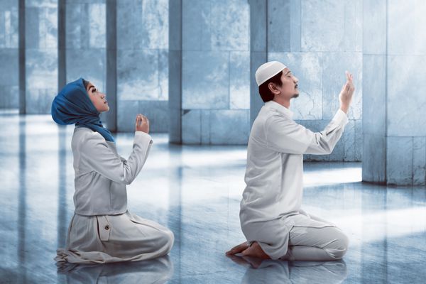 زوج جوان مسلمان در حال دعا
