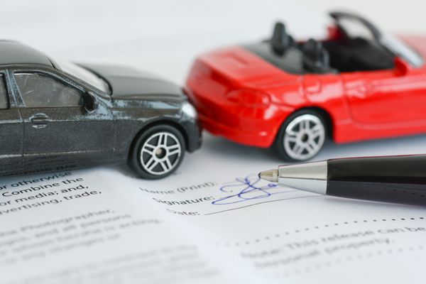 مفهوم قرارداد بیمه نامه با ماشین های مدل اسباب بازی تصادف یا تصادف