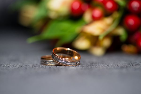 حلقه ازدواج در زمینه دسته گل عروس
